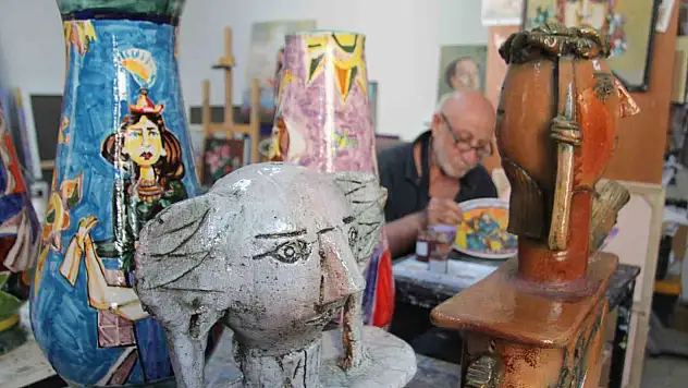 Küçük bir sulu boyayla başladı, eserleri müzelerde sergileniyor