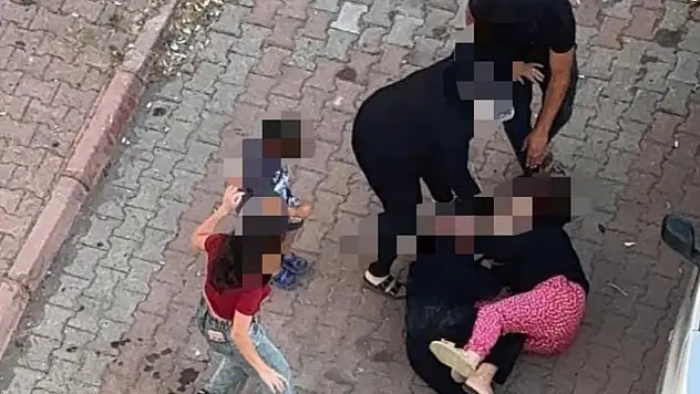 Çocuklarının ağlamasına aldırmadan kavga ettiler! O anlar kameraya yansıdı