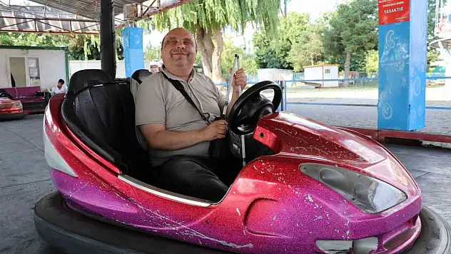 Görme engelli Selman'ın çocukluk hayali lunaparkta gerçek oldu