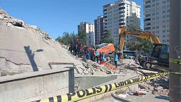 Çöken binadan sağ kurtulamadı!