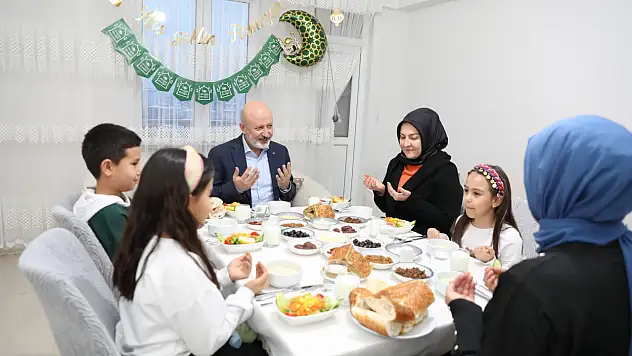 Çolakbayrakdar çifti Özsoy ailesinin evine konuk oldu