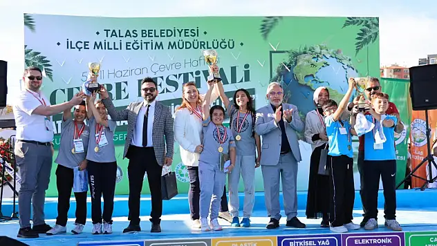 Çöp diye atılanlar sanat eserine dönüştü