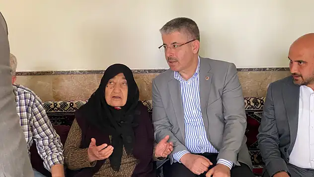 Çopuroğlu'ndan, en yaşlı AK Parti üyesine 'Anneler Günü' ziyareti!
