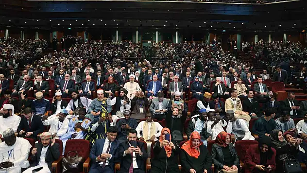 Cumhurbaşkanı Erdoğan İslam aleminin bir duvarın tuğlaları gibi sıkıca kenetlenmesi gerektiğini söyledi