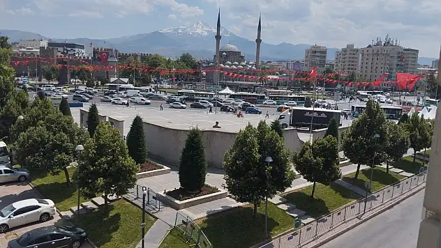 Cumhuriyet Meydanı 15 Temmuz'a hazırlanıyor
