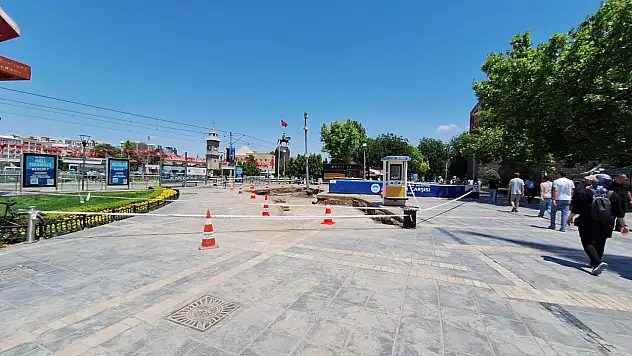 Cumhuriyet Meydanı bariyerle kaplandı: Yeraltı Çarşısı'nda hareketlilik başladı!