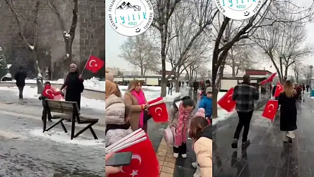 Cumhuriyet Meydanı kırmızıya büründü!