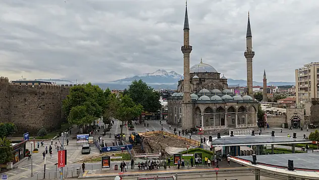 Cumhuriyet Meydanı'na 17 kişilik dev asansör geliyor