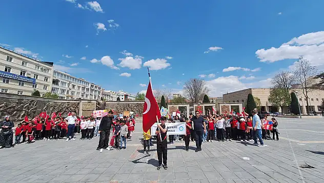 Cumhuriyet Meydanı'nda adeta geçit töreni: Minikler Kayseri'yi inletti!