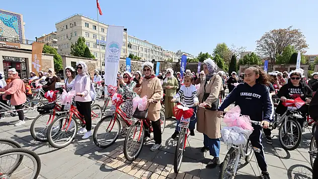 Cumhuriyet Meydanı'nda Anneler Günü etkinliği: Kayseri'de renkli buluşma!