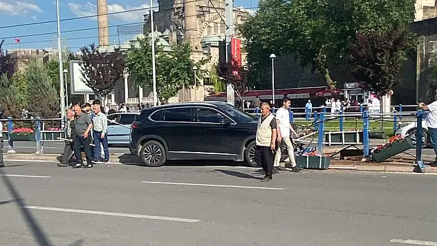Cumhuriyet Meydanı'nda araç bariyerlere saplandı