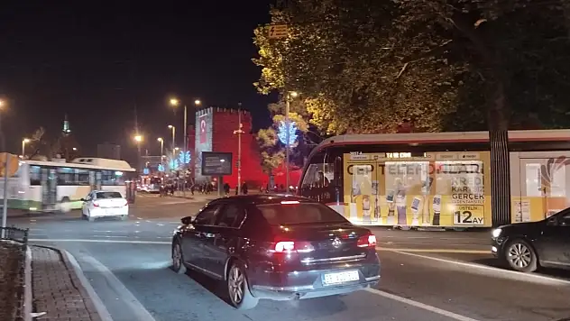 Cumhuriyet Meydanı'nda büyük mağduriyet - Araçlar ve yayalar yolda kaldı!