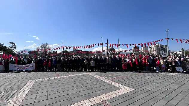 Cumhuriyet Meydanı'nda çocuklar dikkat çekti!