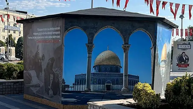 Cumhuriyet Meydanı'nda Filistin Dayanışma Çadırı yenilendi