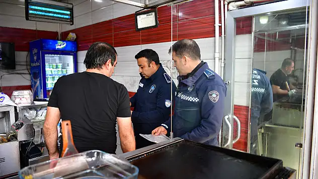 Cumhuriyet Meydanı'nda kanatlı eti satışı yapan işletmeye denetim yapıldı