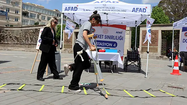 Cumhuriyet Meydanı'nda koltuk değneği ve bastonla parkur geçtiler