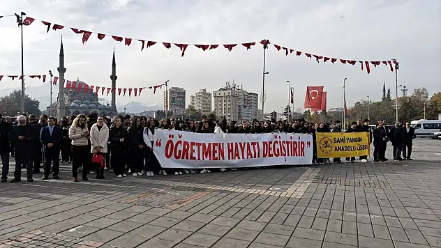 Cumhuriyet Meydanı'nda Öğretmenler Günü kutlandı