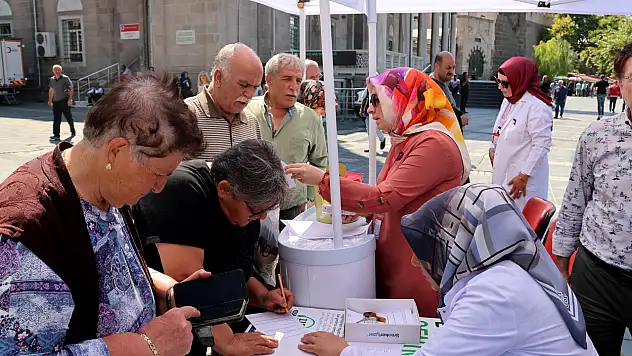 Cumhuriyet Meydanı'nda sağlık standına yoğun ilgi!
