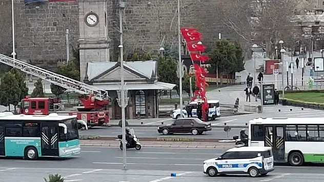 Cumhuriyet Meydanı'nda tehlikeli anlar! Rüzgâr her şeyi değiştirdi