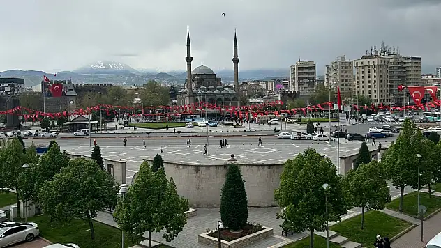 Cumhuriyet Meydanı'nda tek başına bıraktılar: Gelenin geçenin dikkatini çekti!