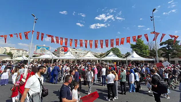 Cumhuriyet Meydanı'nda tören biter bitmez herkes oraya akın etti