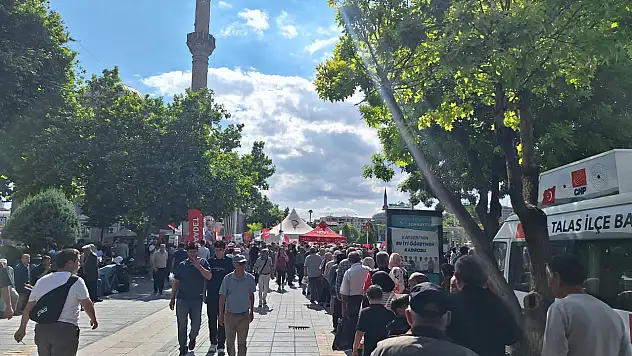 Cumhuriyet Meydanı'nda ücretsiz dağıtıldı! Dakikalar içinde tükendi