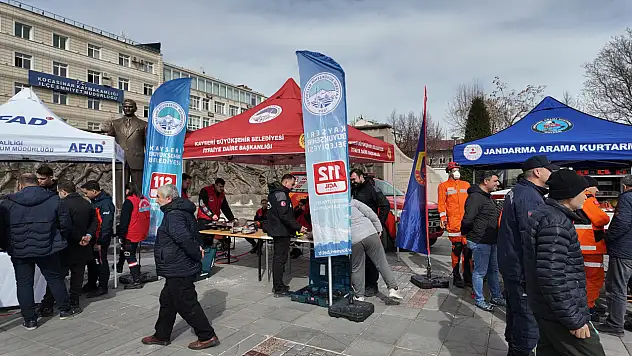 Cumhuriyet Meydanı'nda  vatandaşlara afet bilinci kazandırmaya yönelik çalışmaları gerçekleştirdi!