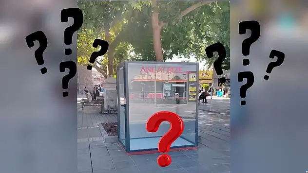 Cumhuriyet Meydanı'nda gizemli cam kabin!
