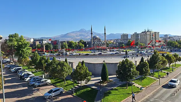 Cumhuriyet Meydanı'ndaki havuzlar tartışma konusu oldu