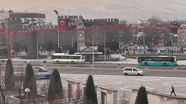 Cumhuriyet Meydanı'ndaki Türk Bayrakları koptu: Gözler belediye ekiplerinde!