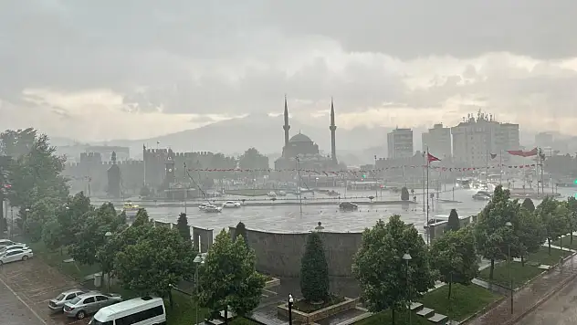 Cumhuriyet Meydanı'nı adeta fırtına vurdu! Bayraklar yere savruldu işte o görüntüler…