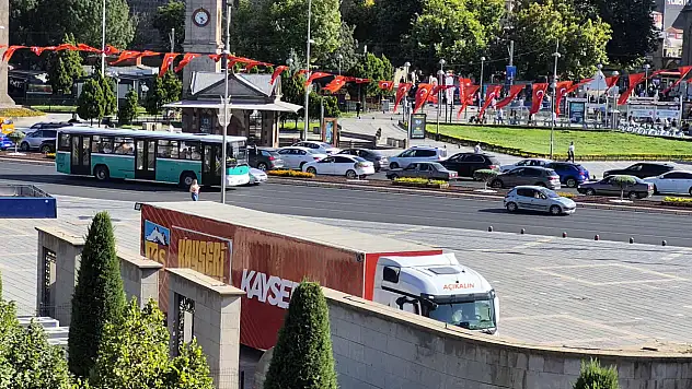 Cumhuriyet Meydanı'nın yeni simgesi oldu! İçinde ne var?