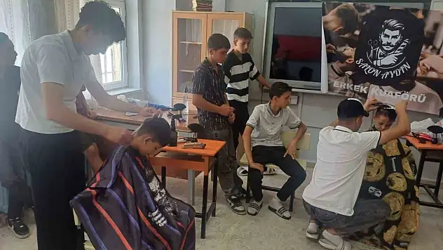 Kayseri'de muhtar ve hayırseverden öğrencilere ücretsiz tıraş desteği