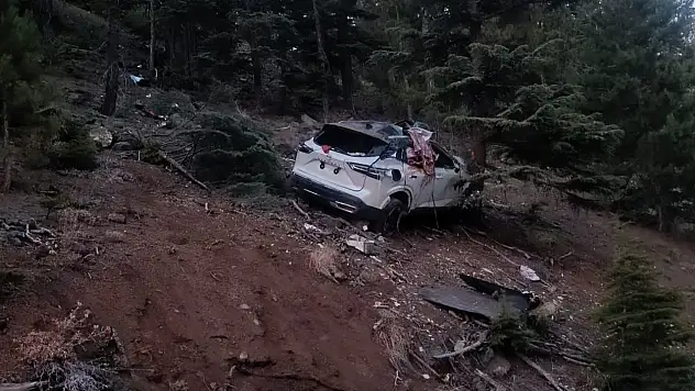Dağ yolunda otomobil uçuruma yuvarlandı: 2 kişi hayatını kaybetti