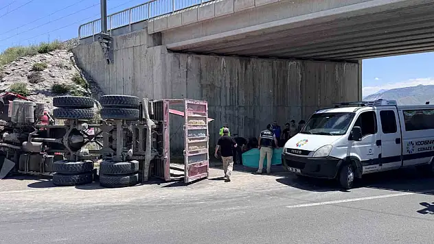 Kayseri'de damperi açılan kamyon köprüye çarptı: 1 ölü