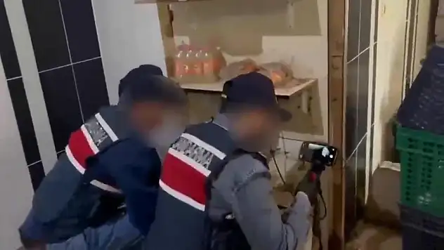 Dekoratif rafın arkasında gizli depo: 558 litre sahte içki yakalandı