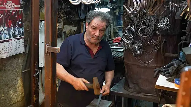 Demir ustaları kavurucu yaz sıcaklarında bile mesleğini aralıksız sürdüyor