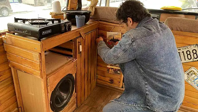 Depremde 16 yakınını kaybetti, hayatını minibüste yeniden kurdu