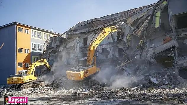 Depremde hasar gören okulun bir bloğu yıkılıyor