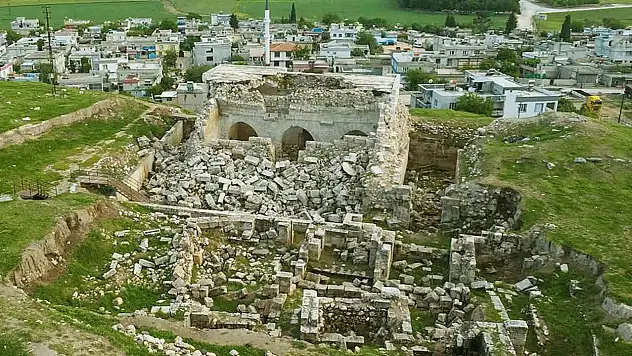 Depremde zarar gören camii restorasyon bekliyor