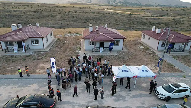 Depremzede aileler yeni yuvalarına kavuştu