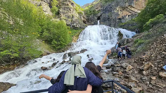 Derebağ Şelalesi'nde bayram coşkusu yaşandı!