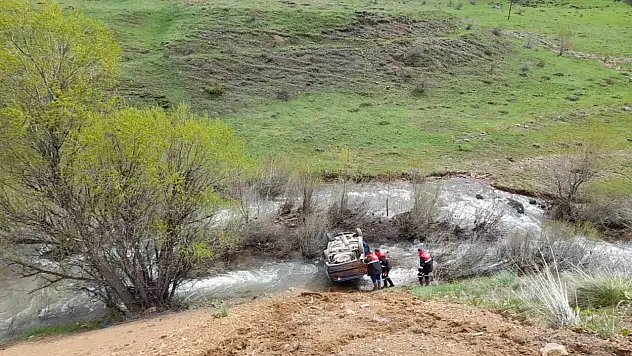 15 metre yükseklikten dereye uçtular!