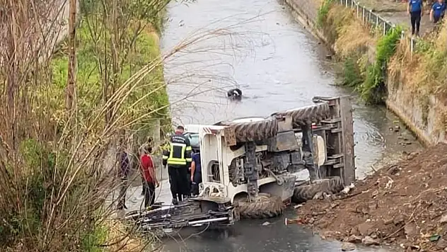 Dereyi temizlerken devrilen kepçenin operatörü yaralandı