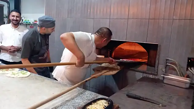 Develi cıvıklısına Şampiyonlar Ligi sunumu! Ünlü spiker ve eski hakem fırın başına geçti