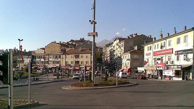 Develi'de binlerce çocuk hem öğreniyor hem eğleniyor