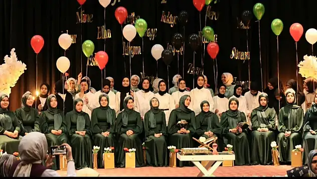 Develi'de Kur'an'a adanmış kalpler: 17 Hafize taçla onurlandırıldı