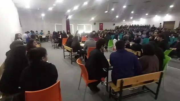 Develi'de liseler yarıştı... Salon nefesini tuttu: Bilgi düellosunda gençler sahnedeydi