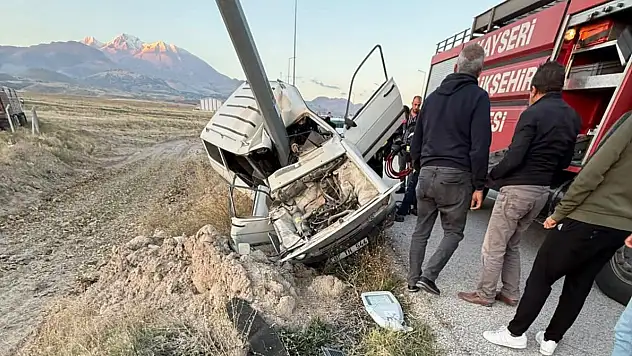 Develi'de otomobil aydınlatma direğine çarptı 1 kişi yaralandı!
