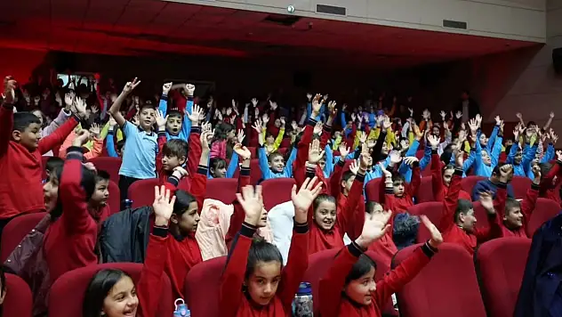Develi'de söyleşi programı yoğun ilgi gördü